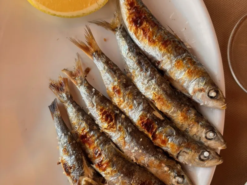 Grilled sardines with lemon