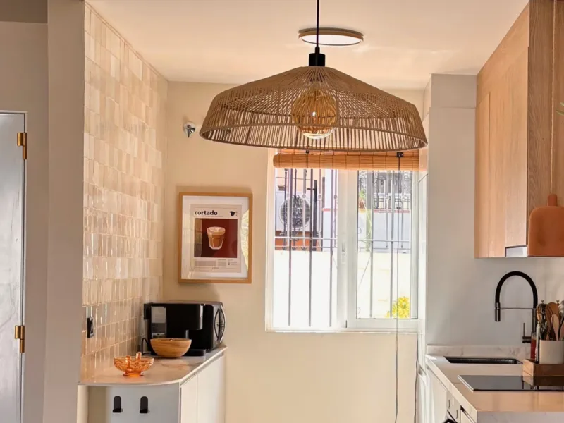 Kitchen with a rattan pendant