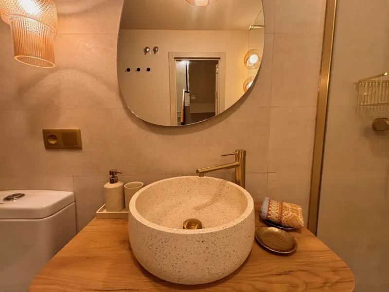 Terrazzo basin with a round mirror